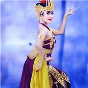 Professeure de danse Traditionnelle indonesienne qui enseigne la danse pour les adolescents et adultes